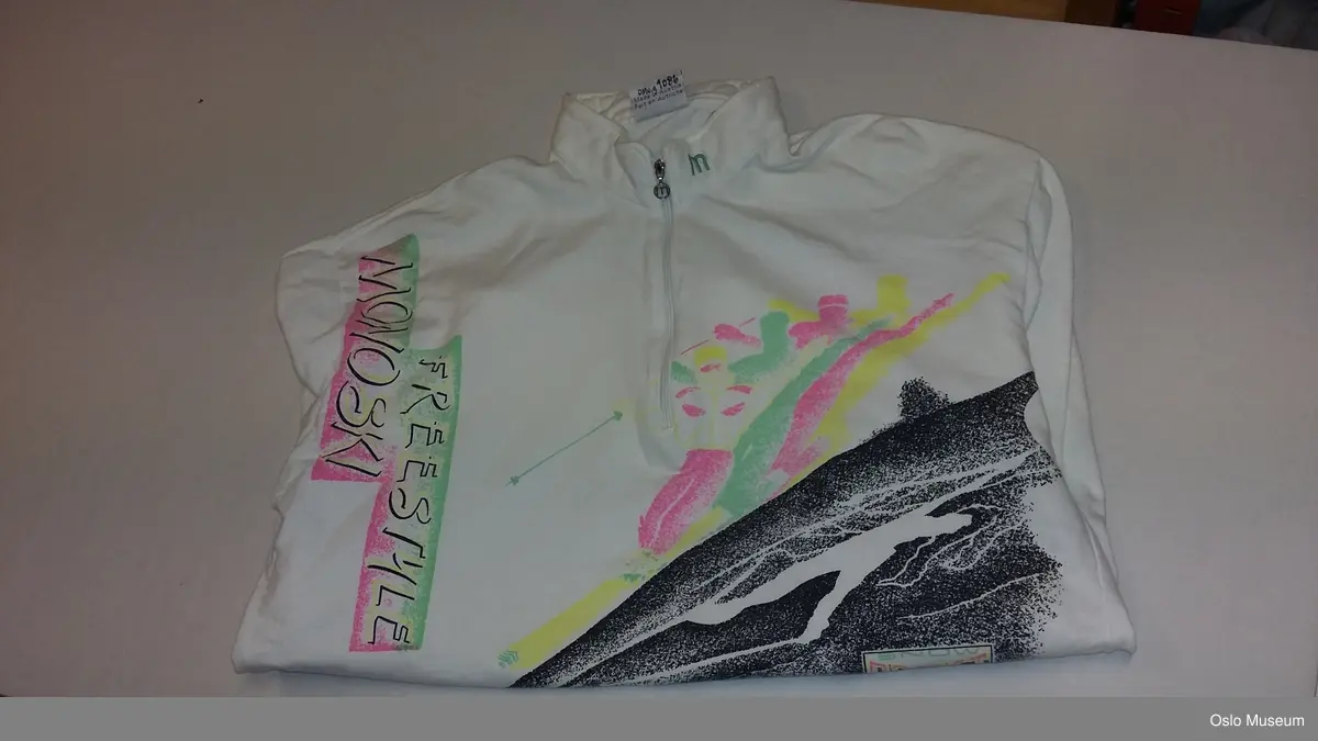 Strikkegenser fra 1990- tallet til ungdom.
Mønster i blå, rosa, hvit, grønn og gul.