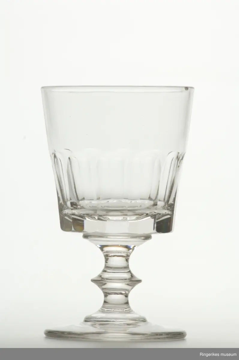 Fasettslipt 

Hadeland glassverk

Blankt glass

Et lite skår  er slåttt i drikkekanten.