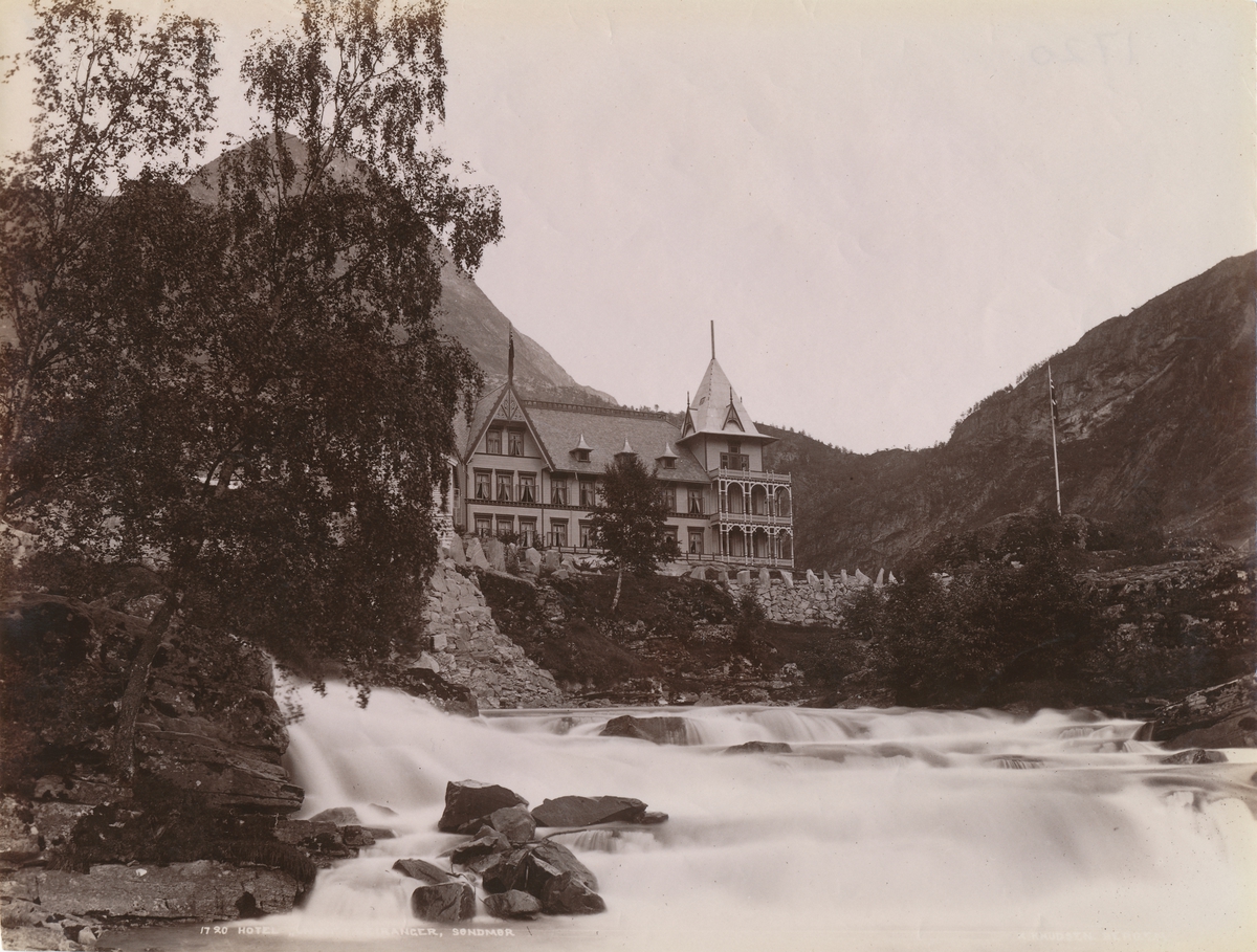 Prospektfotografi av hotell Union i Geiranger med elva i forgrunnen.