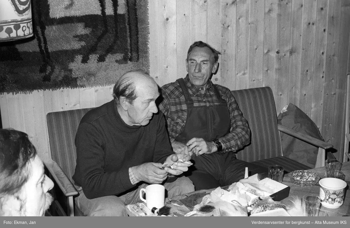 Fluebinding i hytteinteriør.

Fotografert 1982.

Fotoserie: Laksefiske i Altaelva i perioden 1970-1988 (av Jan Ekman).
