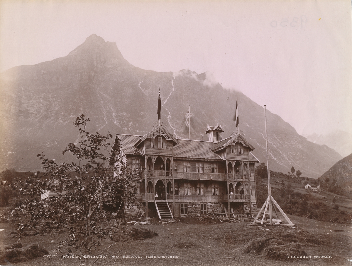 Prospektfotografi av hotell Søndmør på Bjørke med fjella i bakgrunnen.