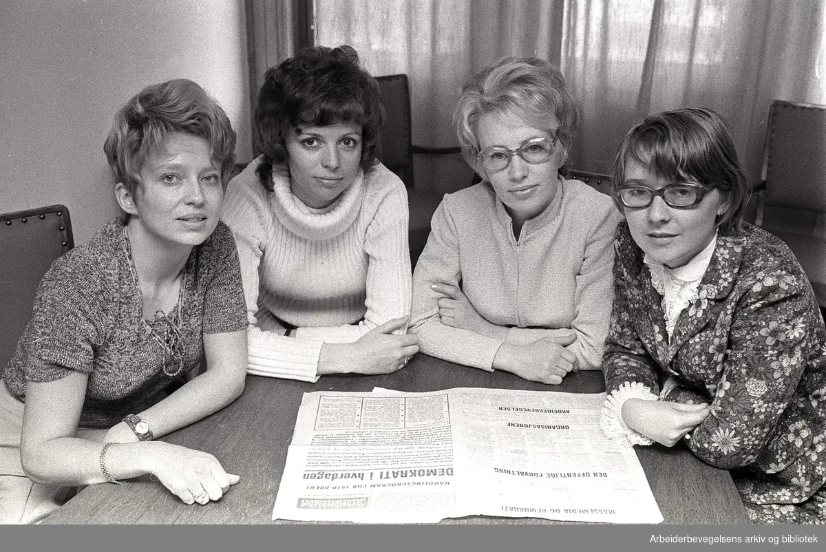 Arbeiderpartiets kvinnesekretariat, mai 1971. Likestillingsproblemet må få topp-prioritet på partiets program. Fra venstre: Turid Dankertsen, Torild Lien, Grethe Irvoll og Britt Hildeng Hauge.