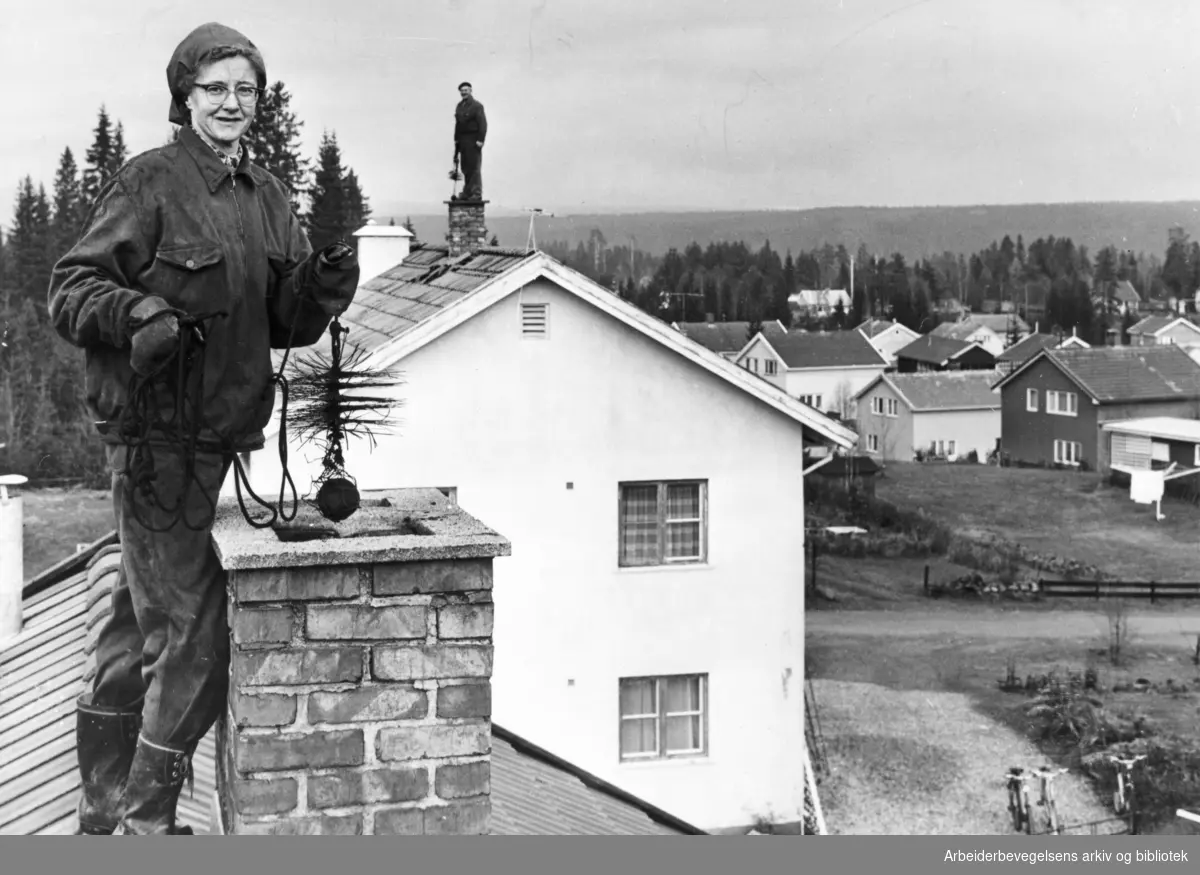 Feierene Kari Mehlum og ektemannen Olaf Mehlum i bakgrunnen, februar 1968.