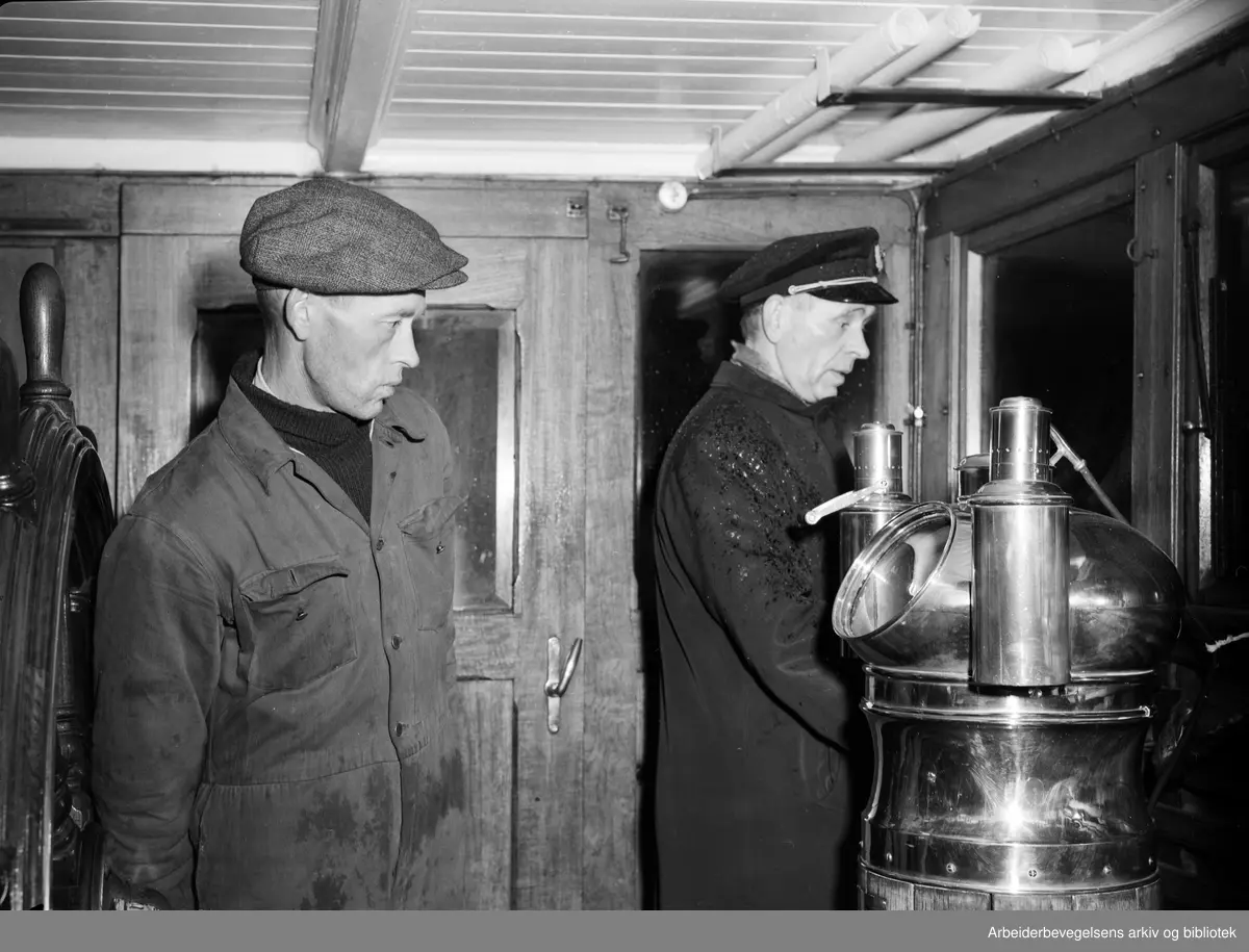 Skipper på D/S Nesoddtangen Kalle Johansen (til høyre) og ukjent. Februar 1955.