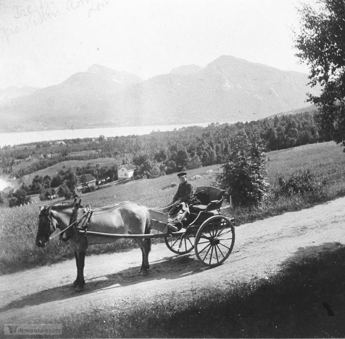 Hesteskyss, Skorgenes i Tresfjorden. NGUs bildetekst: Hesteskyssen er på veg frå Kjelbotn mot Brastadskiftet. Vika til venstre på bildet er Skorgevika. I bakgrunnen Hoemstinden til høyre. 1907..