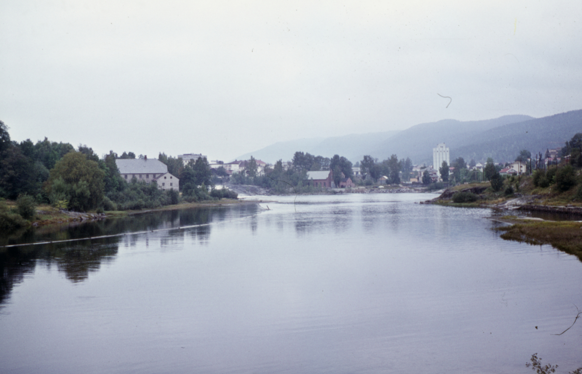 Numedalslågen sett oppover fra Gamlebrua på Kongsberg.