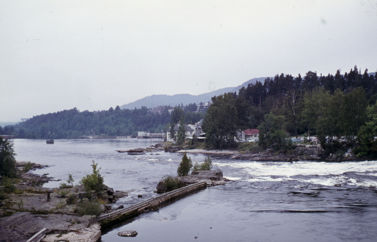 Gamlebrufossen sett fra venstre bredd.