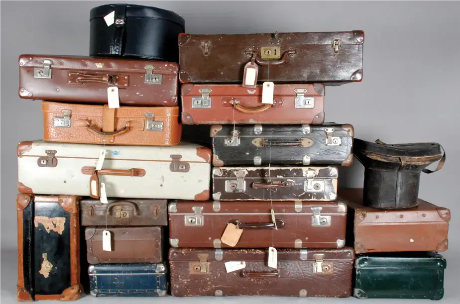 Fotografi av gamle kofferter som skal illustrere avheninding av museumsgjenstander