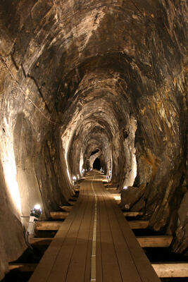 Den ovale gruvegangen som er laget ved hjelp av fyrsetting