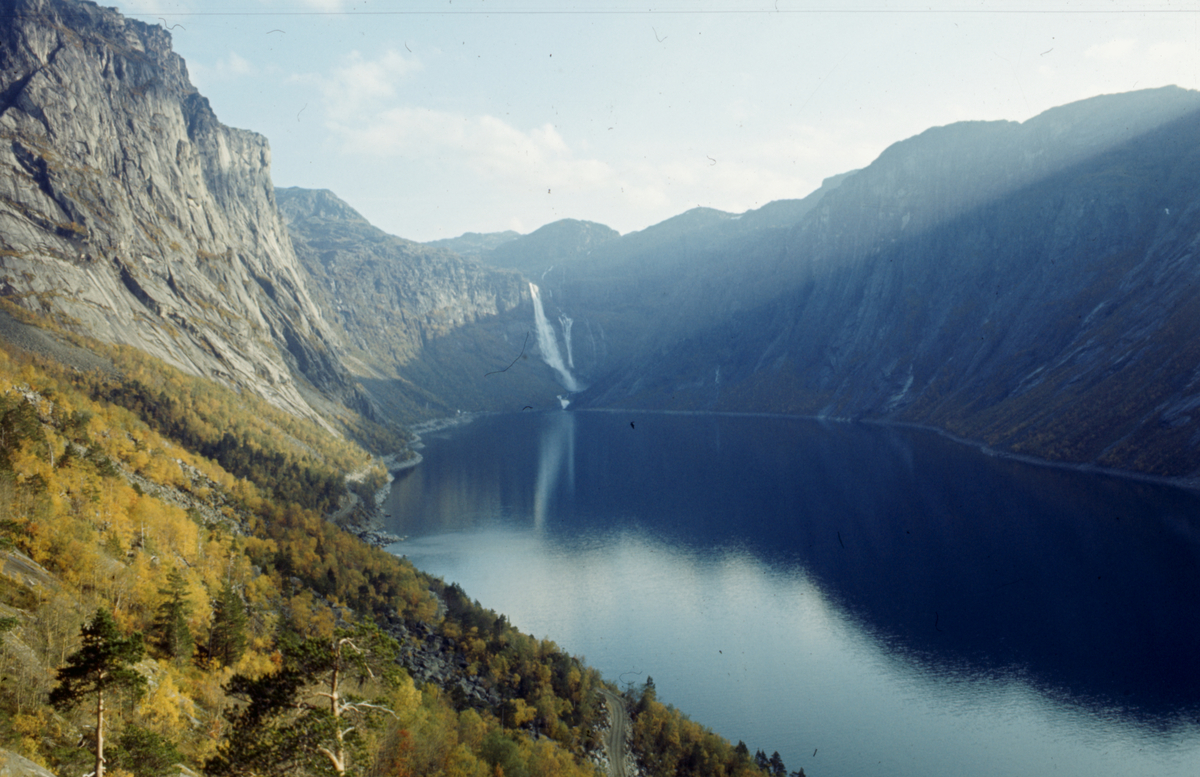 Ringdalsvatnet med fossen, Tyssedal. Odda kommune.