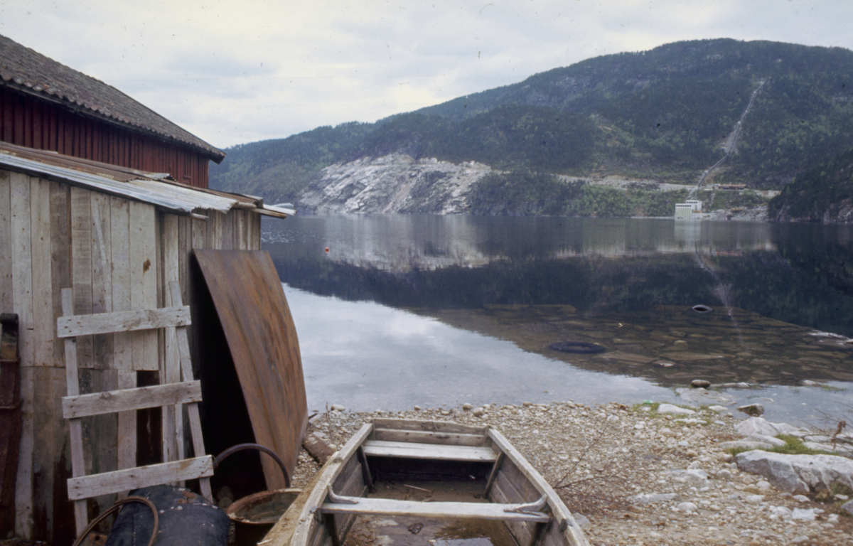 Strand ved Sirdalsvatn. Tonstad. Naust.