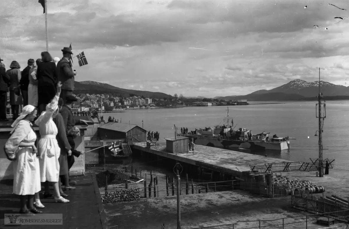 Første Norske flåtebesøk etter krigen. Molde 16 mai 1945..Trolig motortorpedobåter av D-klassen (Fairmile type D).