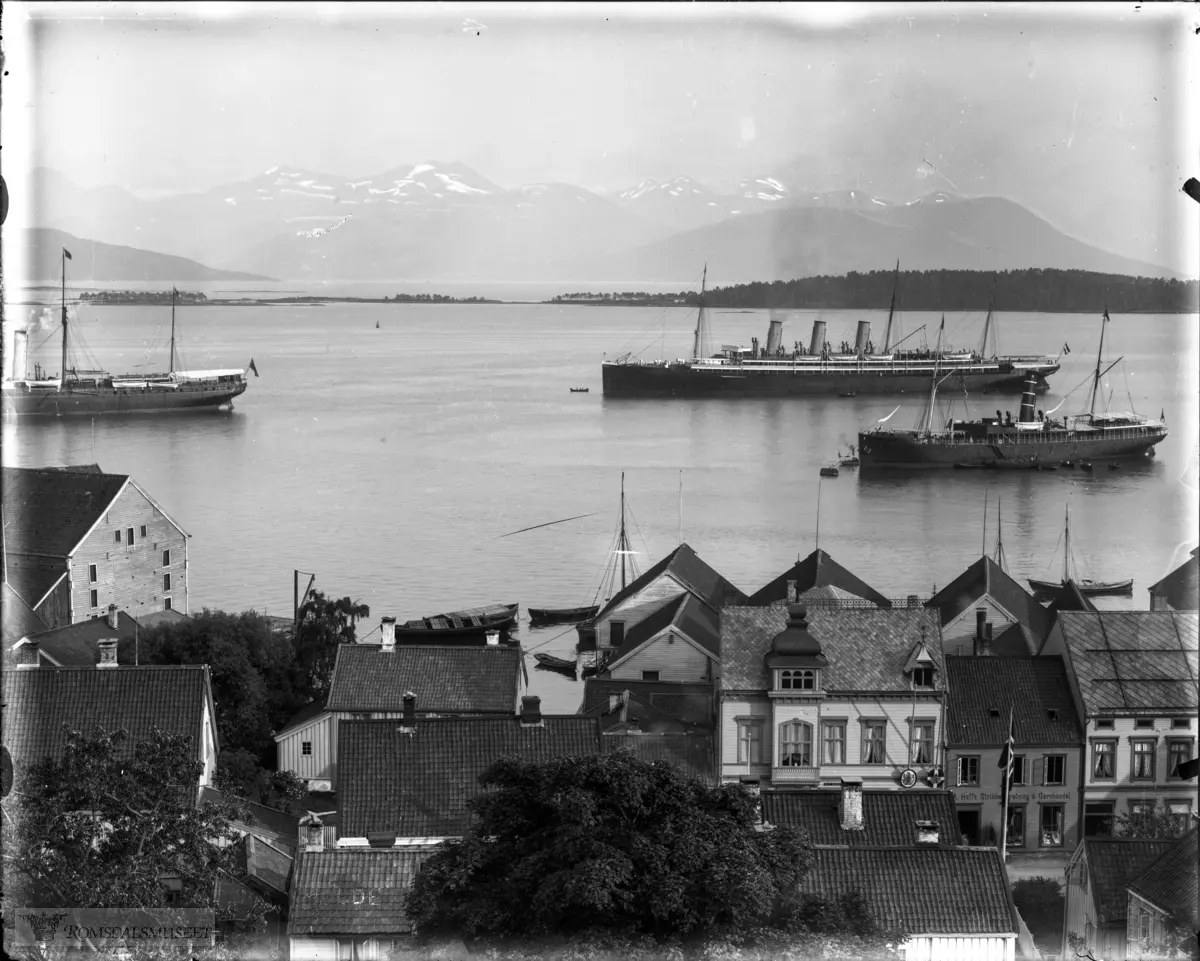 Molde by sett fra nord., Med bla Vega og Augusta Victoria på Moldefjorden.