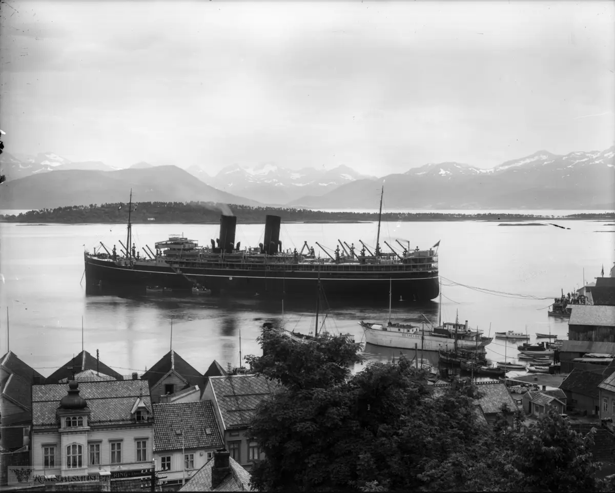 Skipet S.S Ranski? og Bethelskipet "Eliezer II" på moldefjorden..Krohn ses nederst til venstre..N.P.Dahl.Torget til høyre.