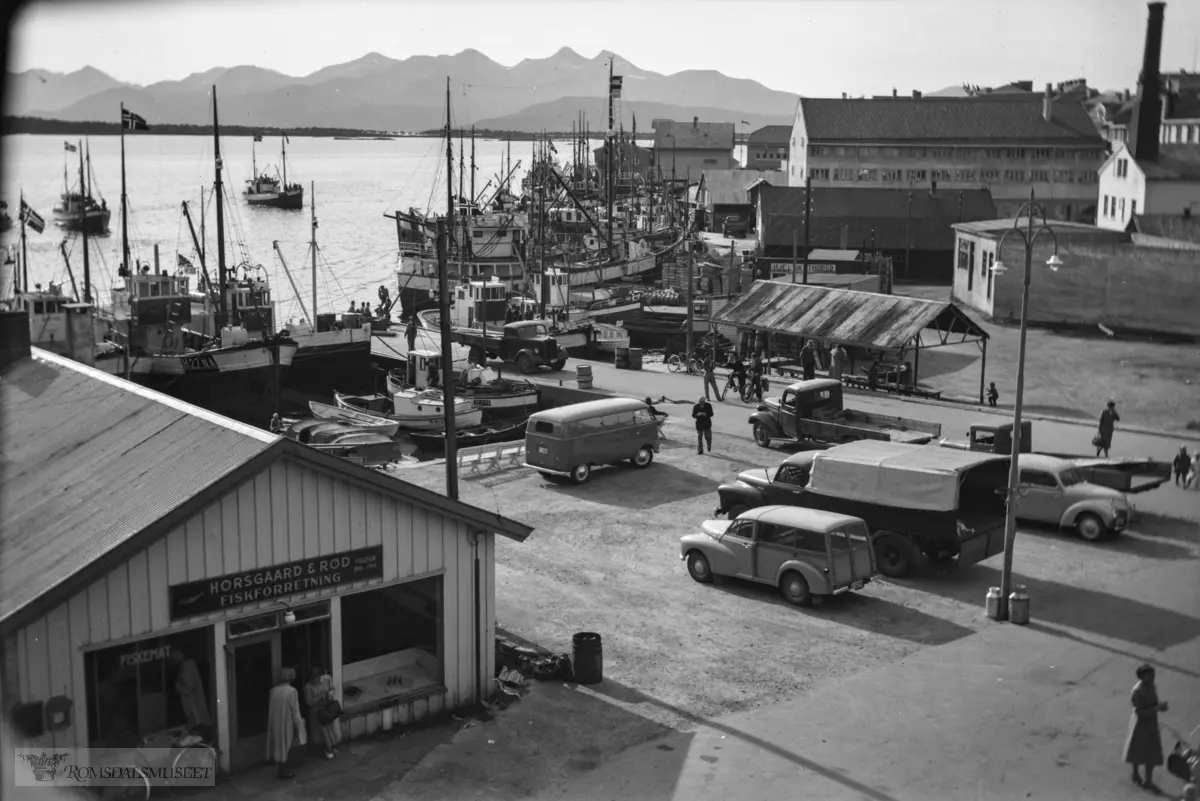 Horsgaard & Rød fiskforretning. I 1959 er det Olav Brakstad, Legrovik som eier Volkswagen med reg nr T-3150.