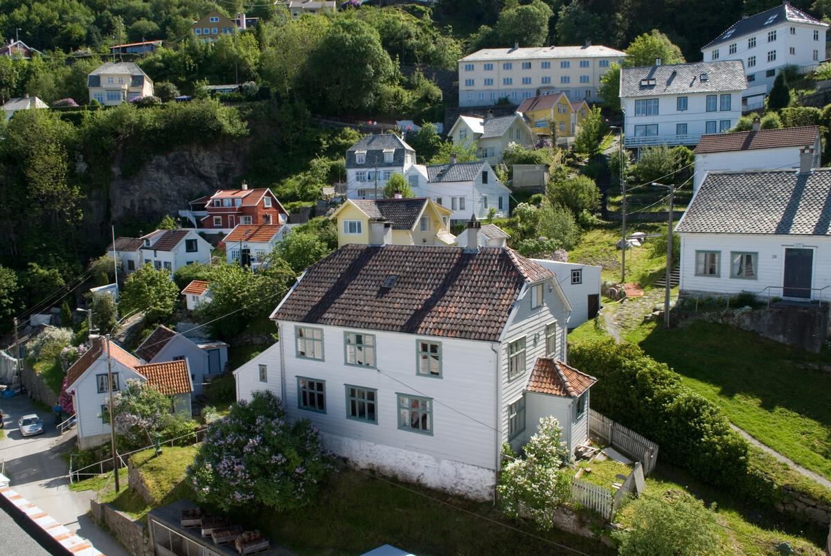 Den første arbeidarbustaden ved tekstilfabrikken Salhus Tricotagefabrik, i Salhus ved Bergen.