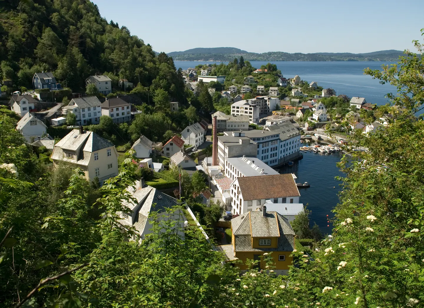 Den tidlegare tekstilfabrikken Salhus Tricotagefabrik, no Tekstilindustrimuseet i Salhus ved Bergen.