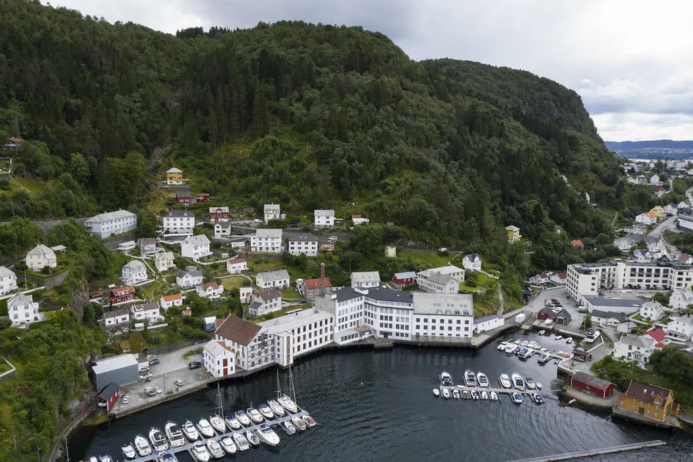 Bygda Salhus utanfor Bergen, med den tidlegare tekstilfabrikken Salhus Tricotagefabrik.