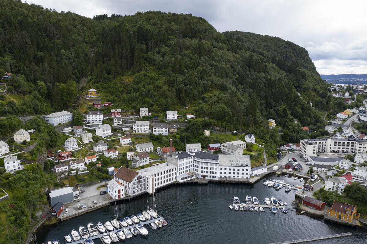 Bygda Salhus utanfor Bergen, med den tidlegare tekstilfabrikken Salhus Tricotagefabrik.
