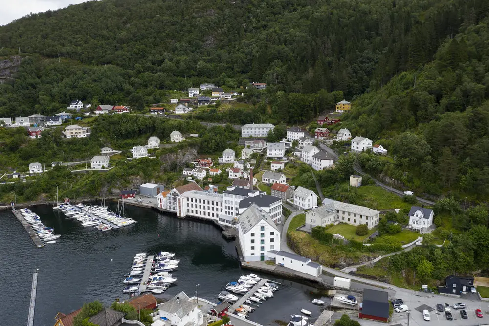 Bygda Salhus utanfor Bergen, med den tidlegare tekstilfabrikken Salhus Tricotagefabrik.