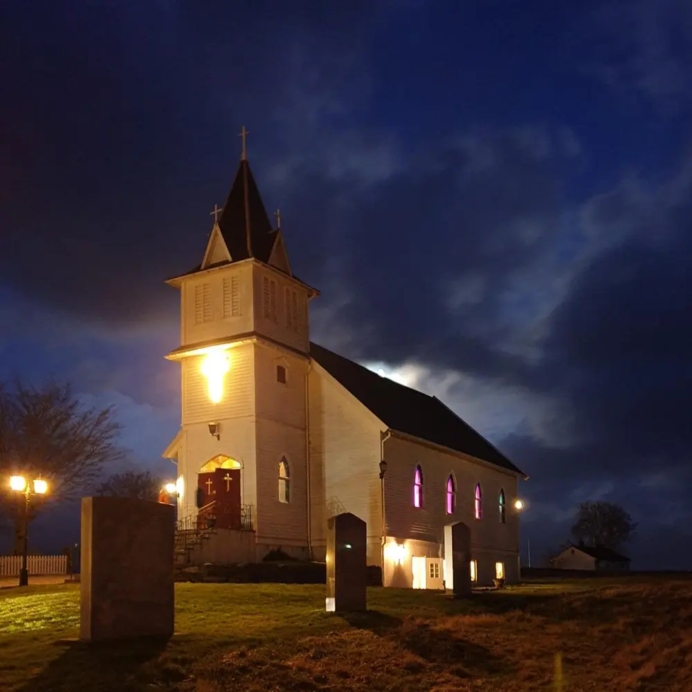 Emigrantkyrkja lyser i kveldsmørket