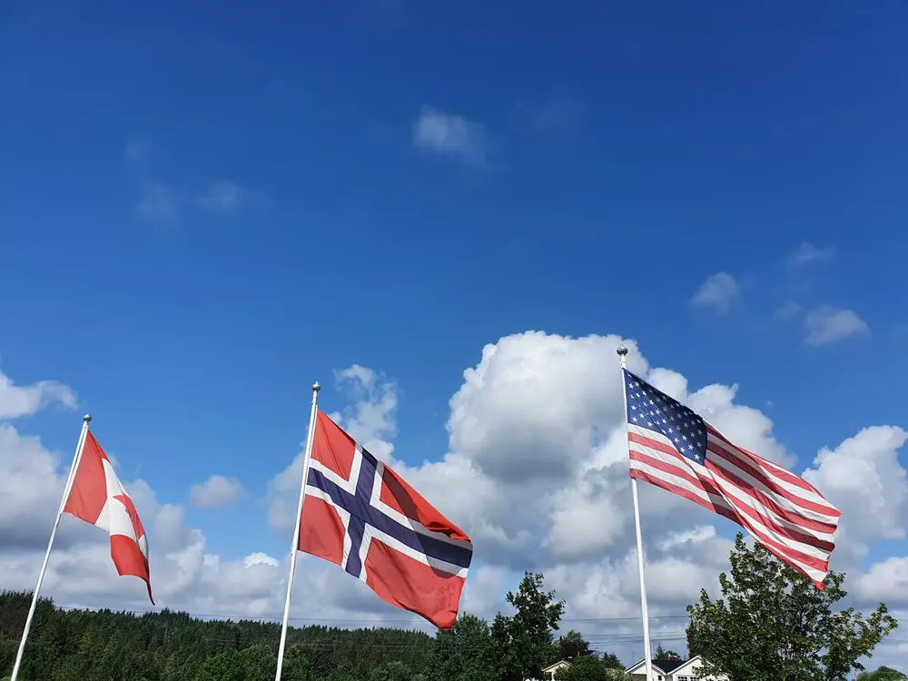 Tre flagg vaier: Canada, Norge, USA