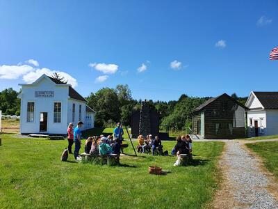 Skoleklasse rundt bålet