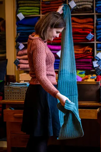 kvinne ser på skjerf i butikklokale