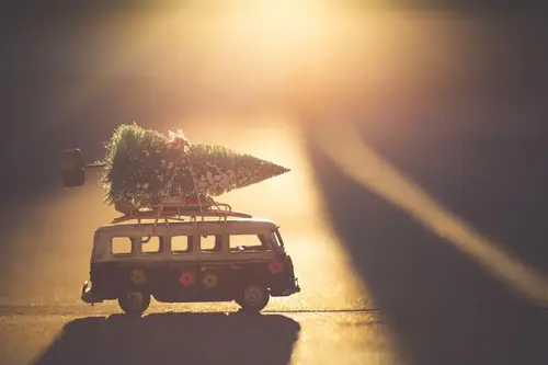 Bildet viser en lekebil med et juletre på