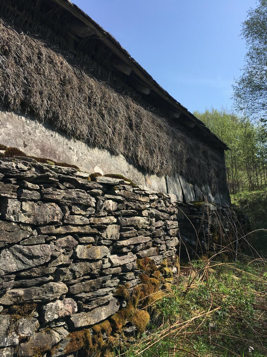 bygning med steinmur og brakekledning