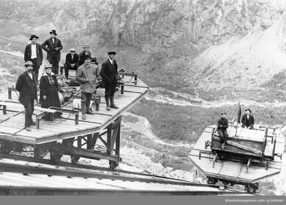 Heisbanen i Lilledalen som fraktet arbeidere og materialer til anleggene i fjellene, 1914.