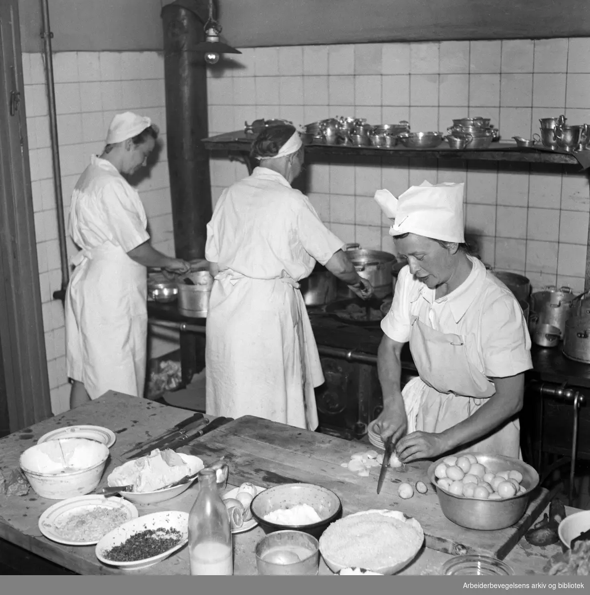 Kommunalt kjøkken. Oslo. Ingen andre oppl. Juli 1947.