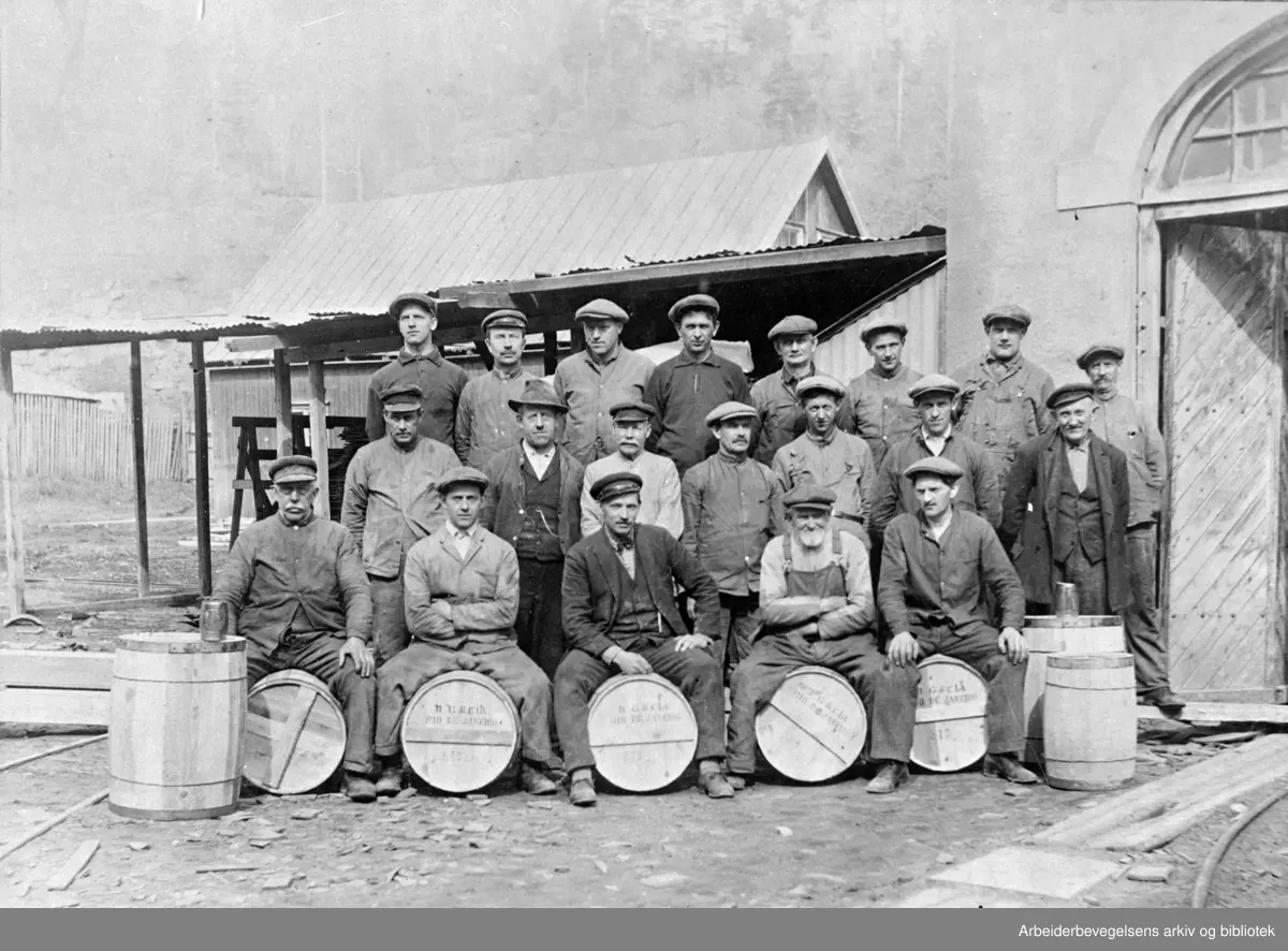 Sementarbeidere ved Dalen Portland Cementfabrik A/S, Brevik i Telemark. Bakre rekke fra venstre: Osen, Gottfred; Ørvik, Ludvik; Olsen, Waldemar; Andersen, Martin; Halvorsen, Edvard; Nilsen, Alfred; Kristensen, Reidar; Gunderud, Halvor. 2. Rekke: Andreassen, Oluf; Olsen, Gustav; Eliassen, Kristian; Aslesen, Nils; Høegh, Karl; Jørgensen, Jørgen; Jørgensen, Johan. Sittende: Pedersen, Johannes; Osen, Kristian; Romberg, Oluf; Johnsen, Sivert; Mathiesen, Ragnv