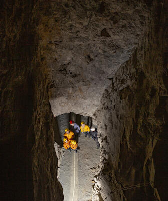 Gruppe mennesker i bunnen av strossa