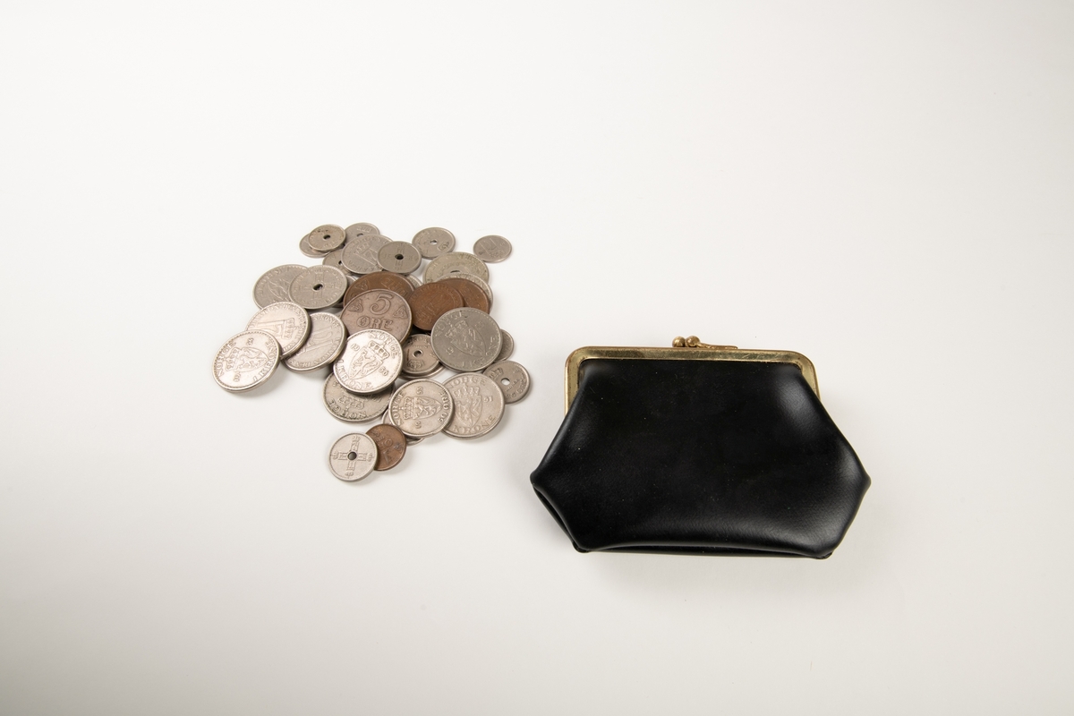 Liten sort pengepung. 36 mynter oppi. 
3 fem-øringer fra 1957. 
3 enkroninger fra 1940. 
9 enkroninger fra 1956.
2 femti-øringer fra 1947. 
1 to-øring fra 1950.
5 ti-øringer fra 1941.
6 tjuefem-øringer fra 1950. 
2 femti-øringer fra 1957. 
1 tjuefem-øring fra 1953.
3 ti-øringer fra 1955.
1 en-øring fra 1947.
2 femti-øringer fra 1957.