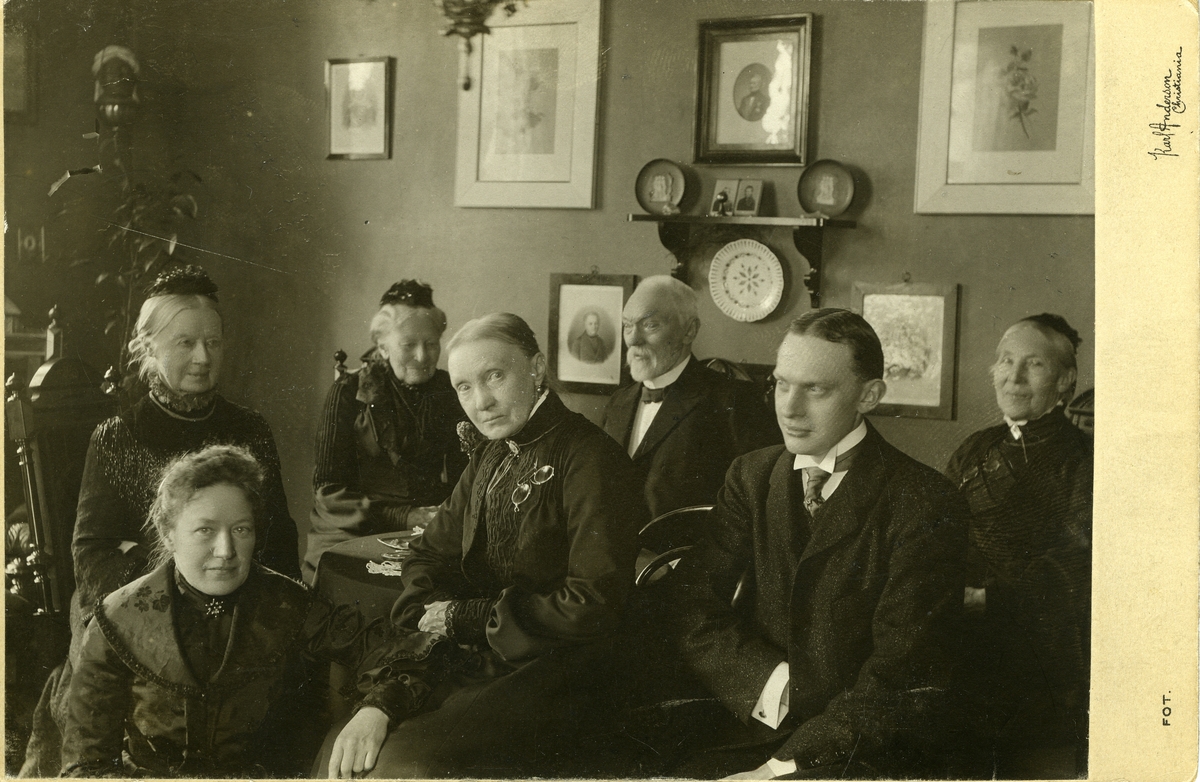 Familien. Rosing. Ingeniør Ulrik Rosing med familie. Ulrik Fredrik Ateragram Rosing (1829-1911). Jfr. MindreAlv XVIII. Bildet er antagelig tatt i hjemmet (i Kristiania).
Foto: Karl Andersons atelier, Kristiania.