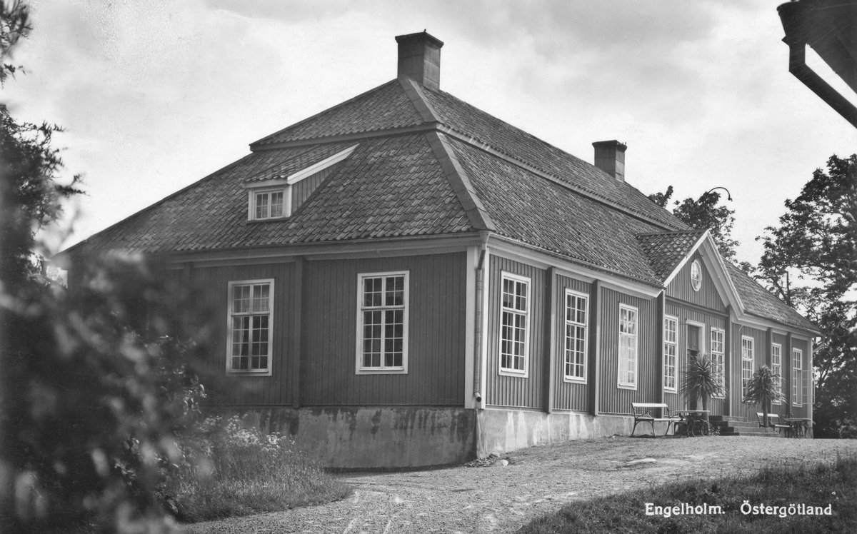 Den karolinska huvudbyggnaden till Engelholm har ett något osäkert ursprung. Klart är att hertig Johan år 1614 förlänade Erik Ulfsparre två kronoskärhemman som grund för den sistnämnda att bilda ett säteri. Ulfsparres död 1631 avgränsar möjligtvis huvudbyggnadens tillkomst, medan hans änkas livstid kan utgöra en annan, likväl som även dotterns levnad kan gälla som möjligt stöd för byggnadens uppförande. Beata Oxenstierna avled 1652, dottern Christina 1684. Vid tiden för bilden ägdes godset av makarna Gabriel och Ellen Spens.