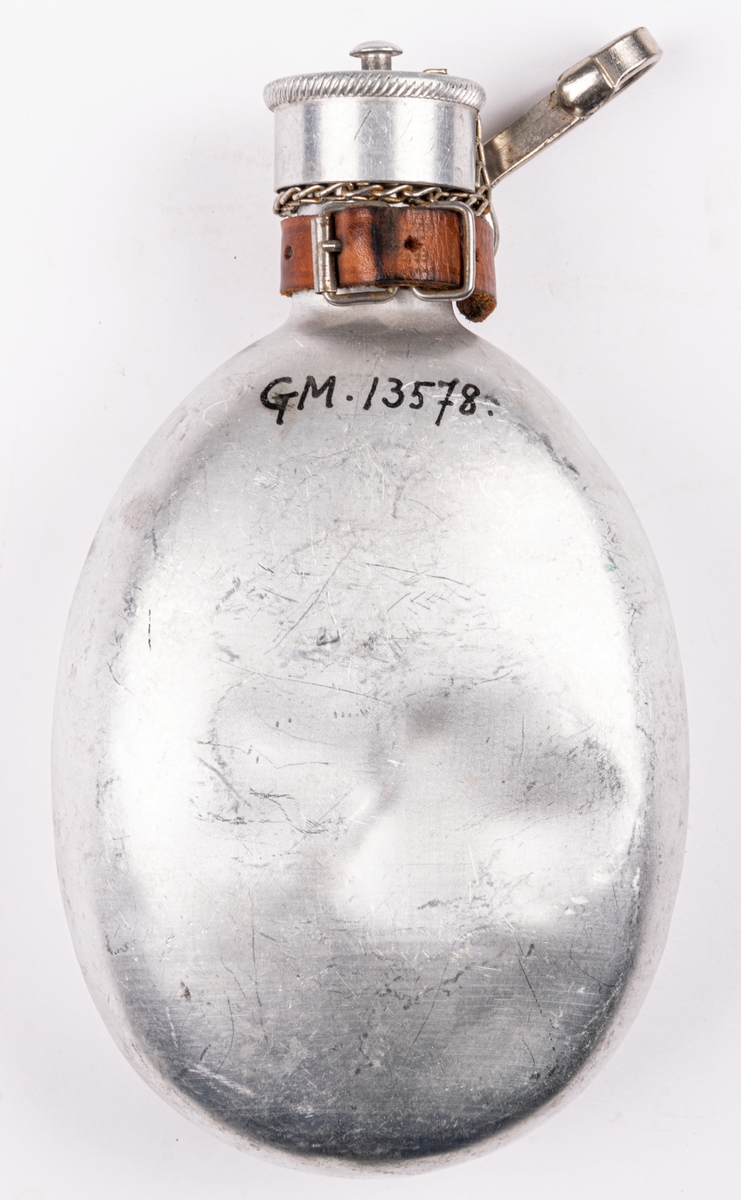 Dryckesflaska av plåt, utan tygfodral, militär. Med läderfäste.