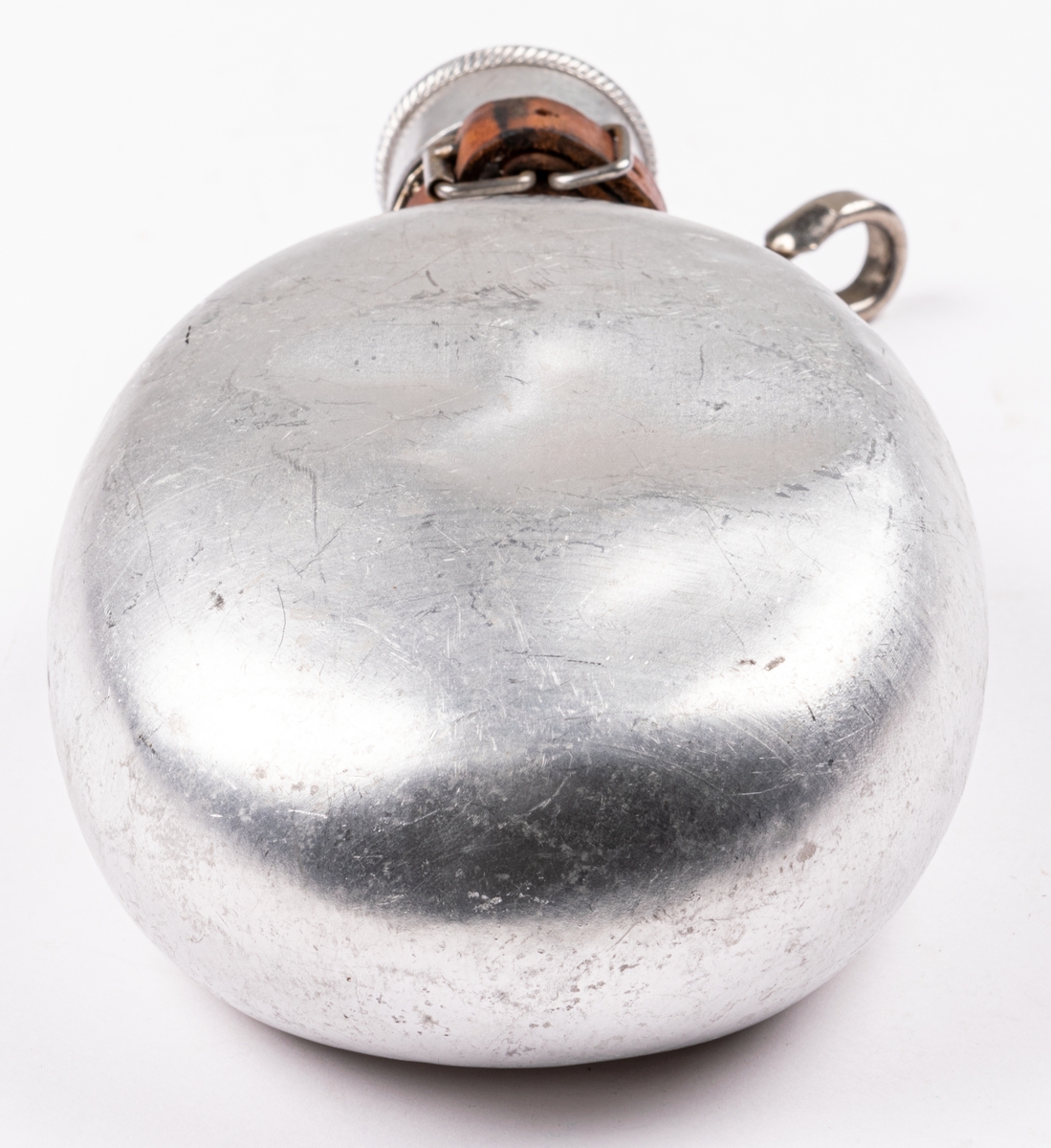 Dryckesflaska av plåt, utan tygfodral, militär. Med läderfäste.