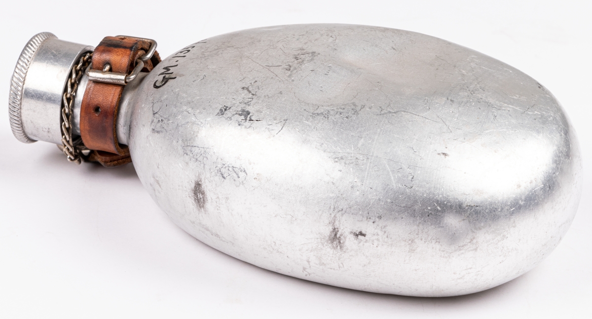 Dryckesflaska av plåt, utan tygfodral, militär. Med läderfäste.