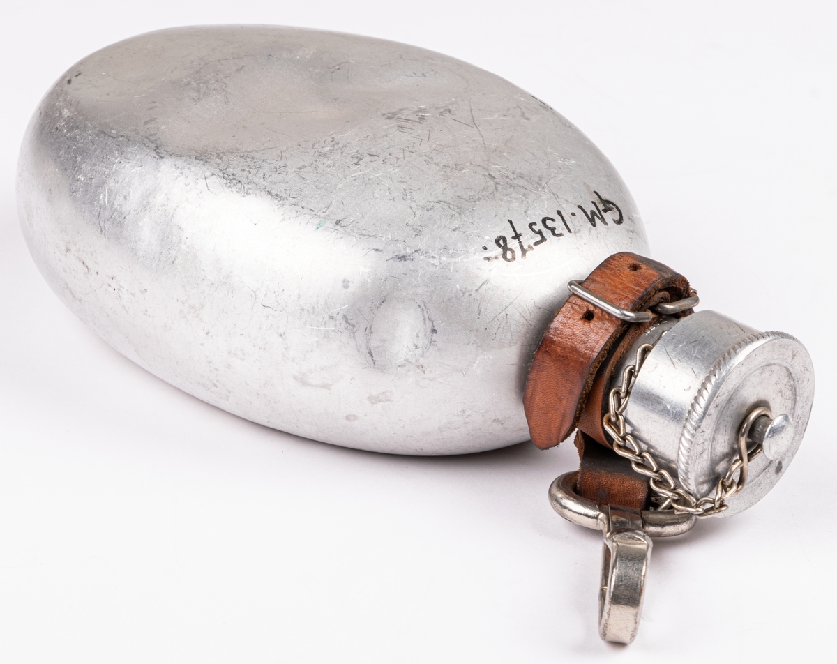 Dryckesflaska av plåt, utan tygfodral, militär. Med läderfäste.