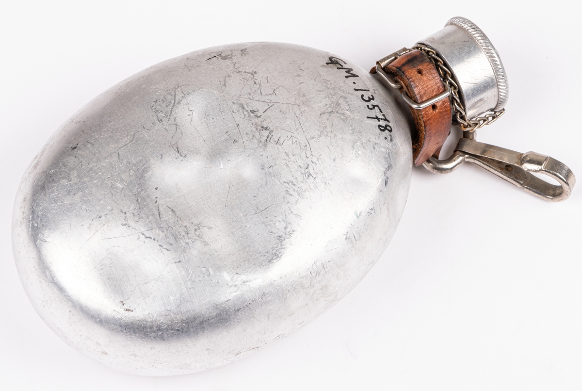 Dryckesflaska av plåt, utan tygfodral, militär. Med läderfäste.