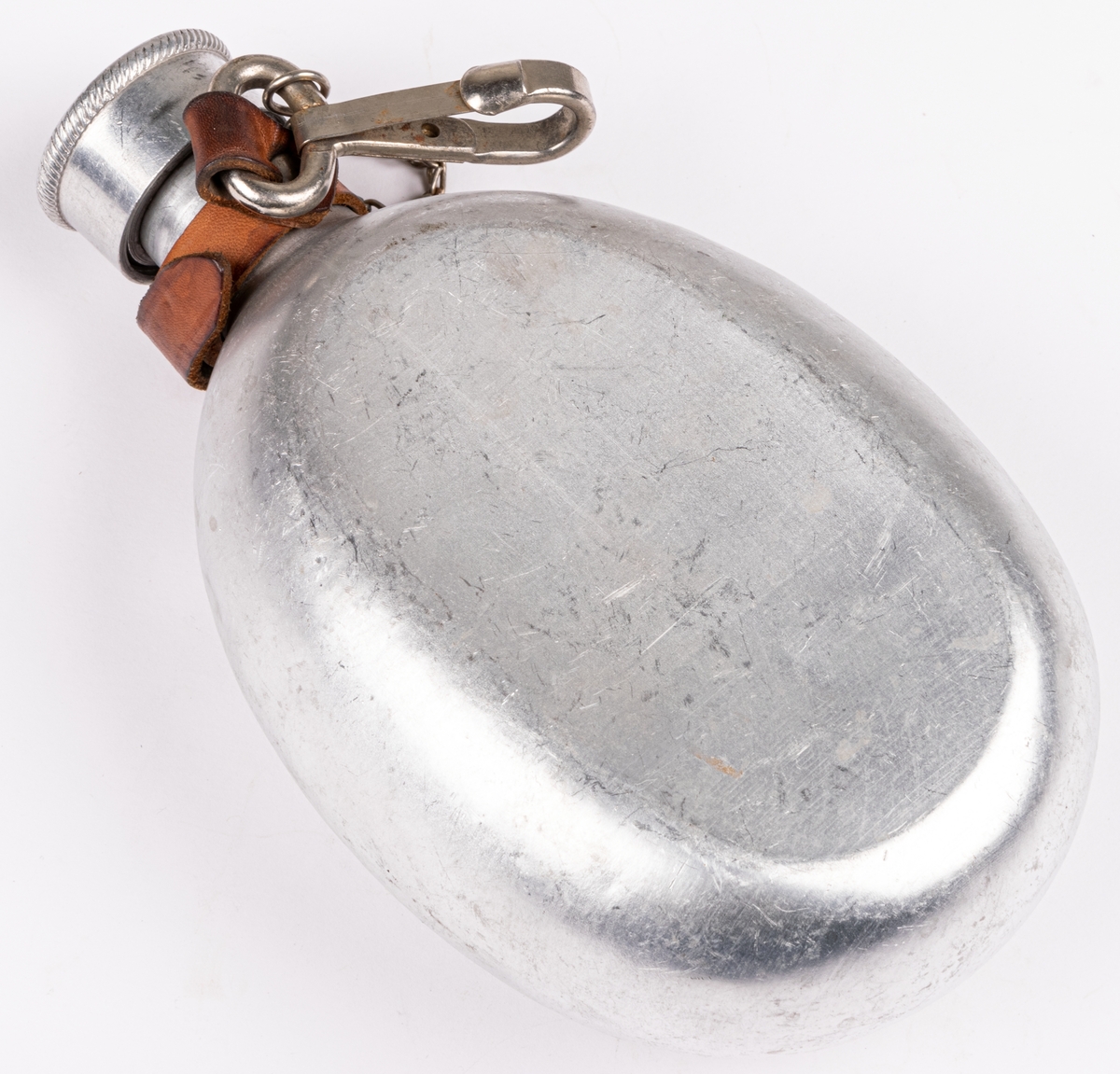 Dryckesflaska av plåt, utan tygfodral, militär. Med läderfäste.