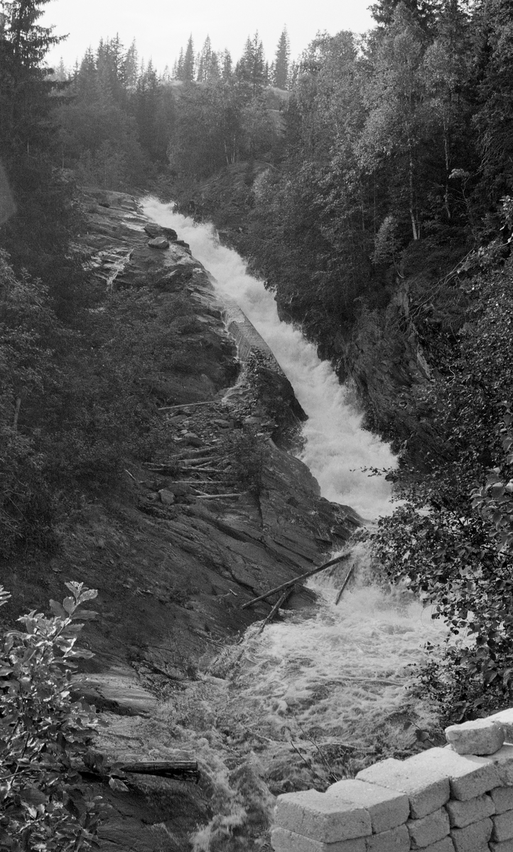 Befaring med Norsk Fløtingsforbund 1. -4. sept. Fossende elv, mur?