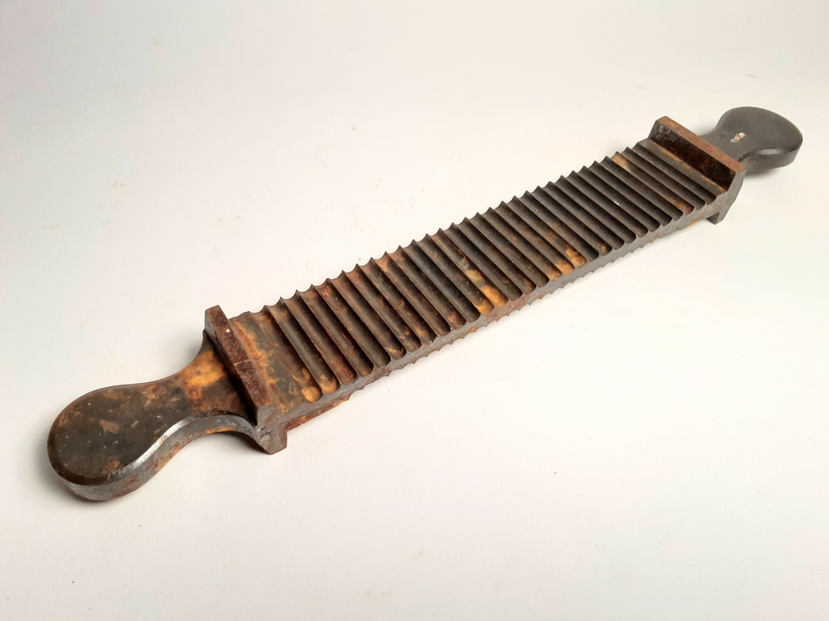 Pilletriller i jern funnet på loftets østre hjørne. Har tilhørt distriktslege Otto Aamodt.
