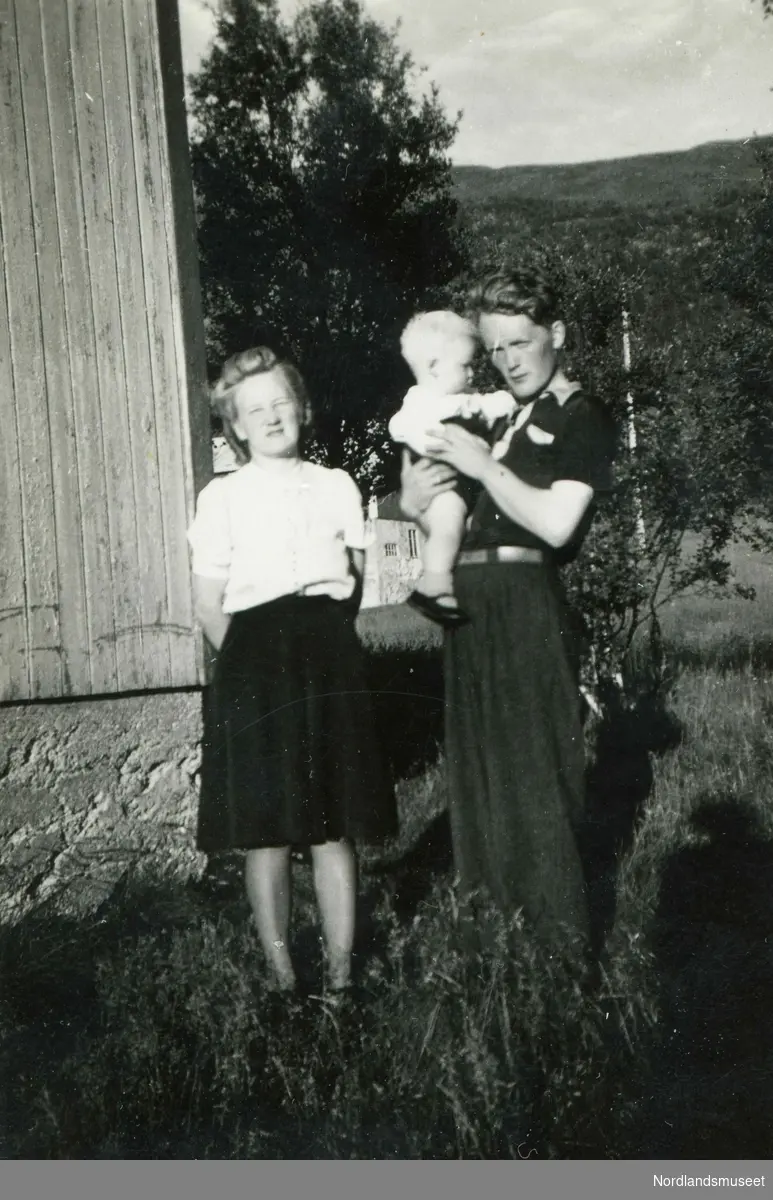 Ekteparet Lilly og Petter Willumsen med sønnen Knut fra Saursfjord, ca 1946.