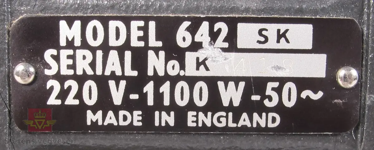 BELL & HOWELL MODEL 642. 16 mm filmfremviser i mørk grå koffert av glassfiber, med defekt bærehåndtak. Den ene delen av kofferten har høyttaler av merket Goodmans, ledning for tilkobling av høyttaler og to klistremerker med påskrifter. Filmfreviseren har eget panel for justering av lyden. Bak på kofferten er det to skiltplater med innskrifter, MODEL 642 SK SERIAL No. K418 220V-1100 W - 50 ~ MADE IN ENGLAND og HANS H. KNUTSEN & CO. OSLO TYPE 642 No 418 P.VOLT 200/250 50 ~ S.VOLT AMP. 1200W. Veske, strømledning, ekstra lyspære og to tomme filmruller følger med filmfremviseren.
