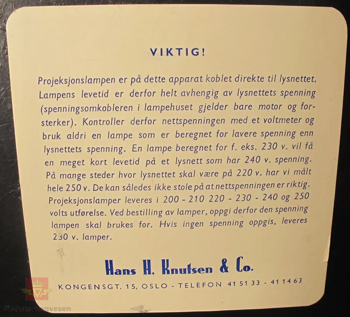 BELL & HOWELL MODEL 642. 16 mm filmfremviser i mørk grå koffert av glassfiber, med defekt bærehåndtak. Den ene delen av kofferten har høyttaler av merket Goodmans, ledning for tilkobling av høyttaler og to klistremerker med påskrifter. Filmfreviseren har eget panel for justering av lyden. Bak på kofferten er det to skiltplater med innskrifter, MODEL 642 SK SERIAL No. K418 220V-1100 W - 50 ~ MADE IN ENGLAND og HANS H. KNUTSEN & CO. OSLO TYPE 642 No 418 P.VOLT 200/250 50 ~ S.VOLT AMP. 1200W. Veske, strømledning, ekstra lyspære og to tomme filmruller følger med filmfremviseren.