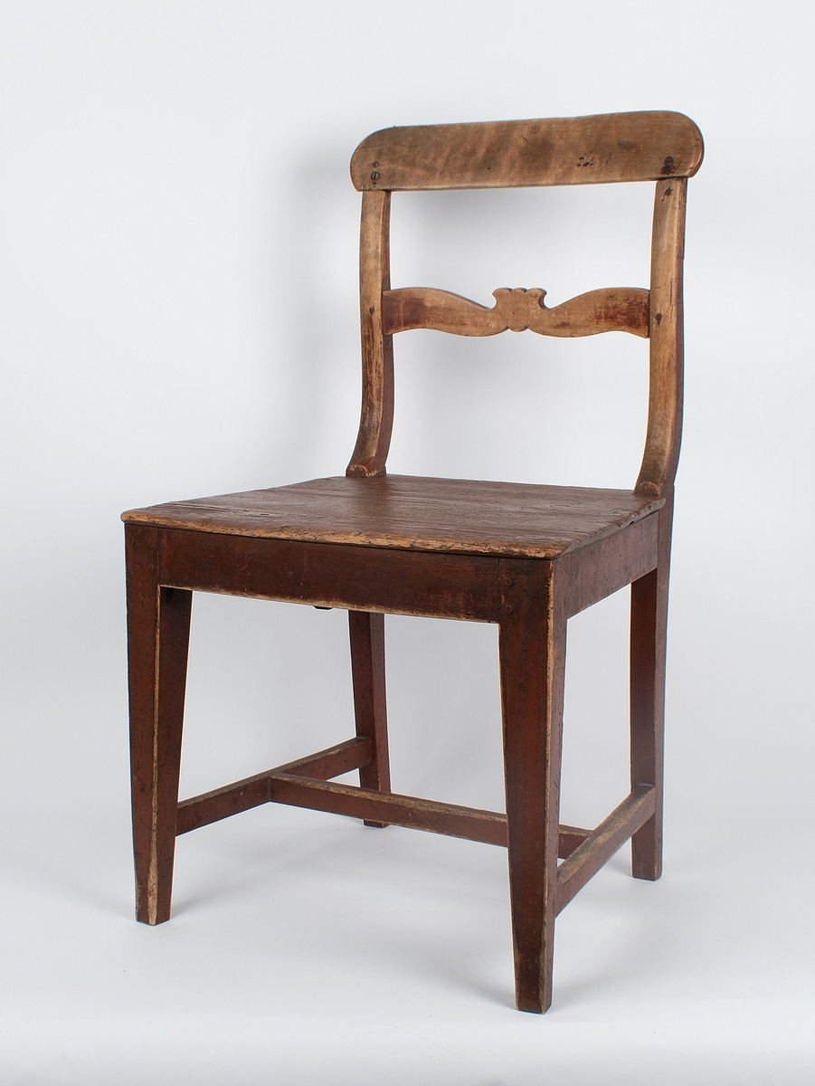 Trestol med enkelt tresete. En horisontal ryggsprosse med enkel dekor. Sidesprosser og midstsprosse.