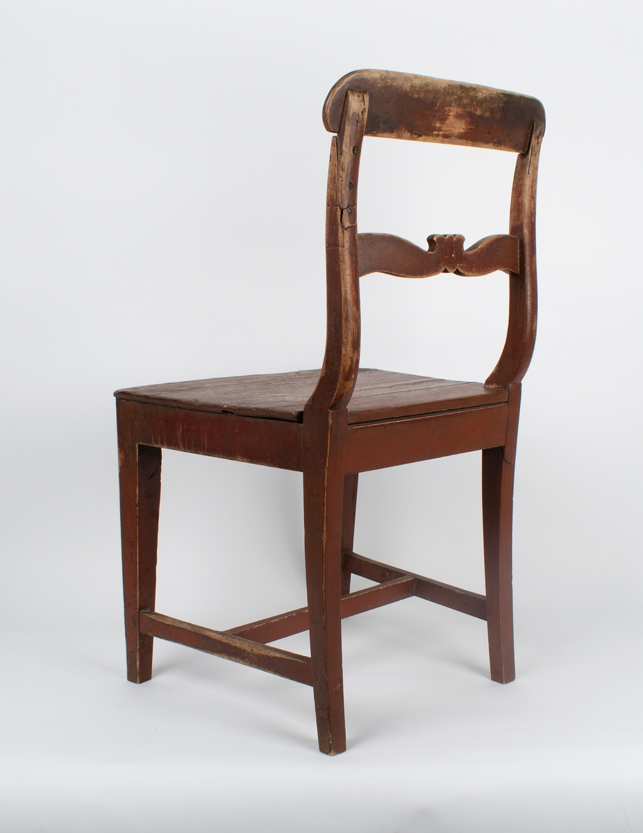 Trestol med enkelt tresete. En horisontal ryggsprosse med enkel dekor. Sidesprosser og midstsprosse.